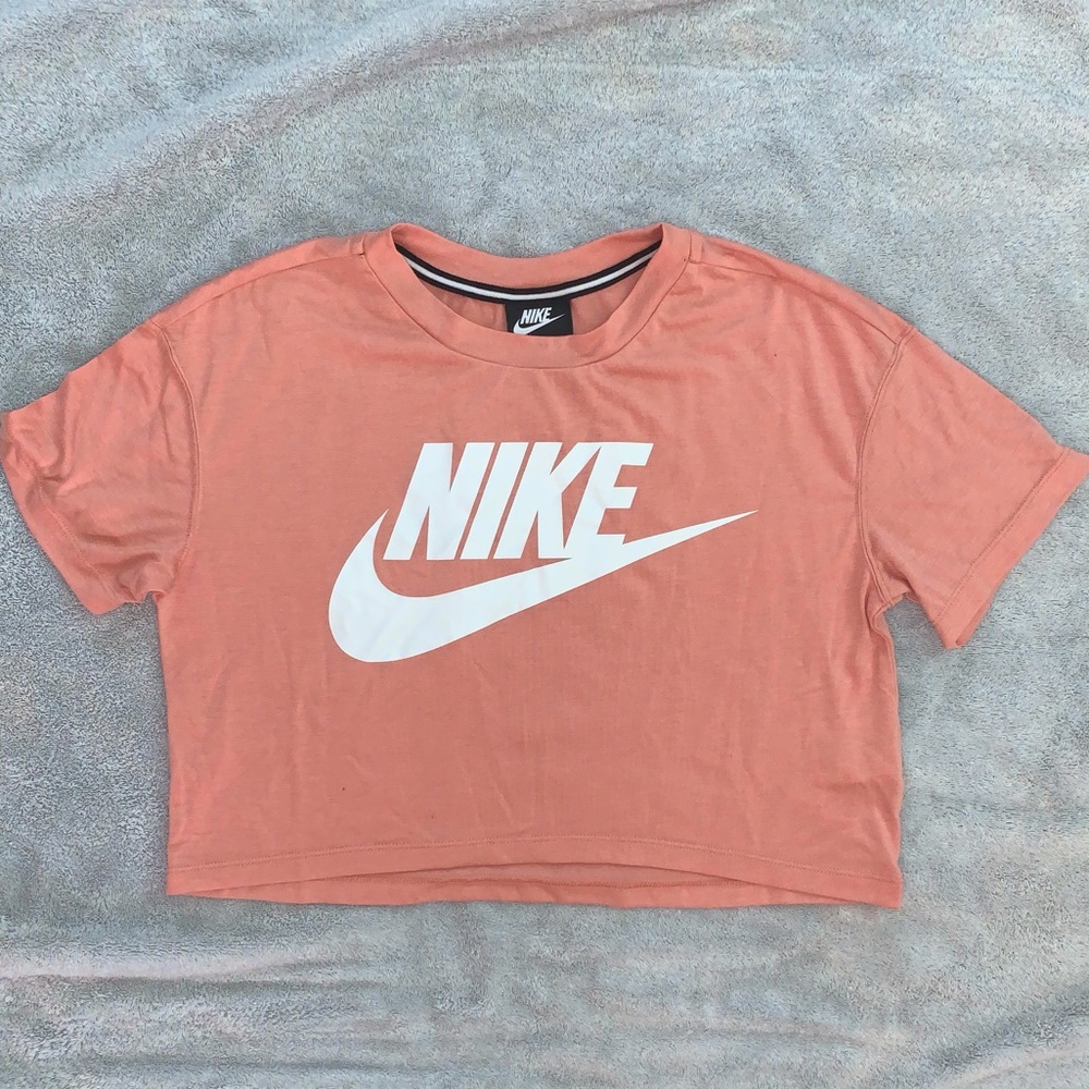 Cropped Nike tee